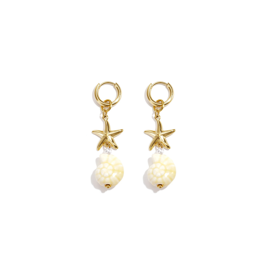 Gouden stainless steel oorbellen met gouden zeester en naturel keramieken ammoniet hanger van Casa Jadel
