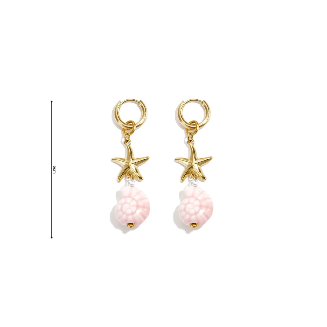 Gouden stainless steel oorbellen met gouden zeester en roze keramieken ammoniet hanger van Casa Jadel met afmeting