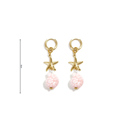 Gouden stainless steel oorbellen met gouden zeester en roze keramieken ammoniet hanger van Casa Jadel met afmeting