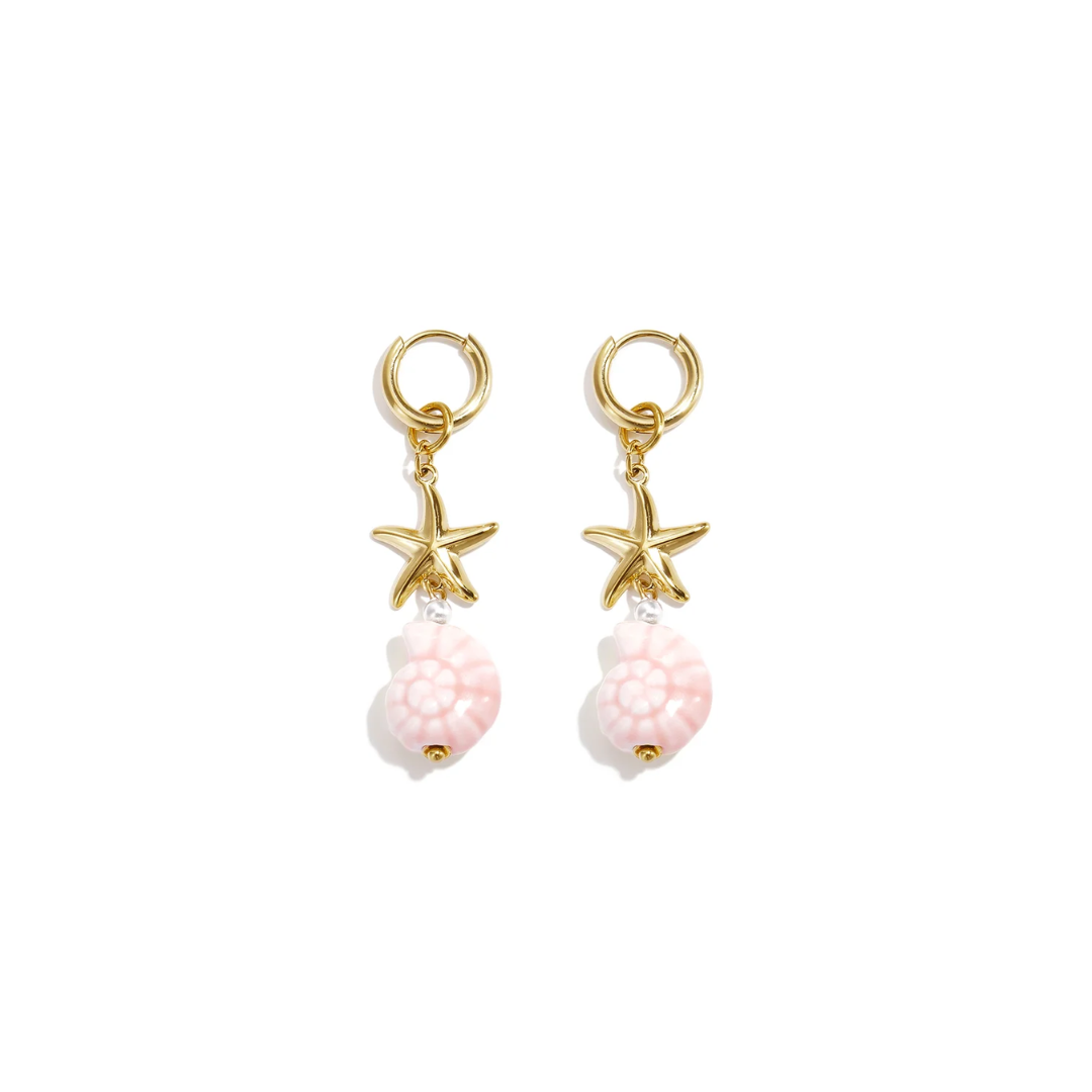 Gouden stainless steel oorbellen met gouden zeester en roze keramieken ammoniet hanger van Casa Jadel.