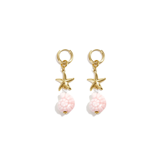 Gouden stainless steel oorbellen met gouden zeester en roze keramieken ammoniet hanger van Casa Jadel.