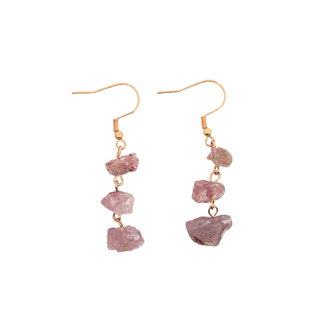Gouden oorbellen met ruwe rozenkwarts edelstenen in Ibiza style