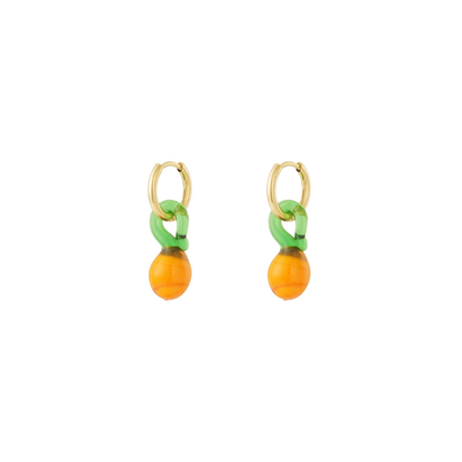 Gouden oorbellen met sinaasappel bedel in groen en oranje voor dames.