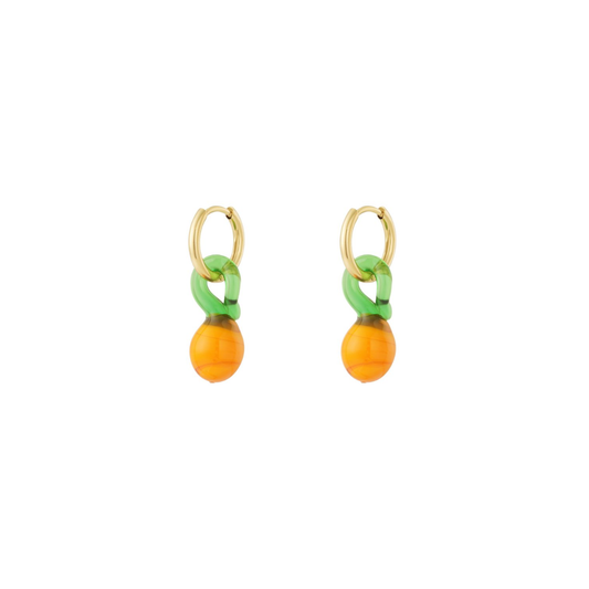 Gouden oorbellen met sinaasappel bedel in groen en oranje voor dames.