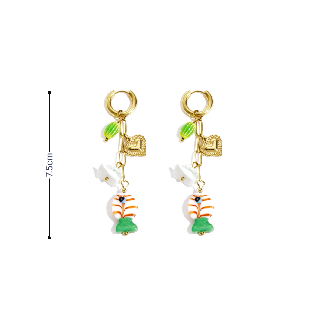 Gouden oorbellen met vis bedel, hartje en groene kralen met afmeting