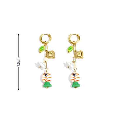 Gouden oorbellen met vis bedel, hartje en groene kralen met afmeting