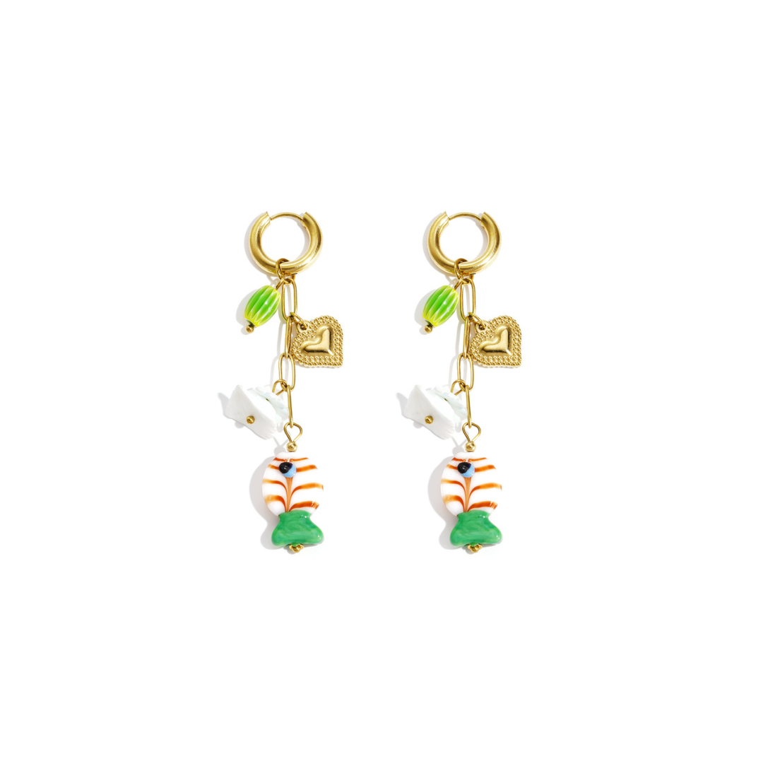Gouden oorbellen met vis bedel, hartje en groene kralen.