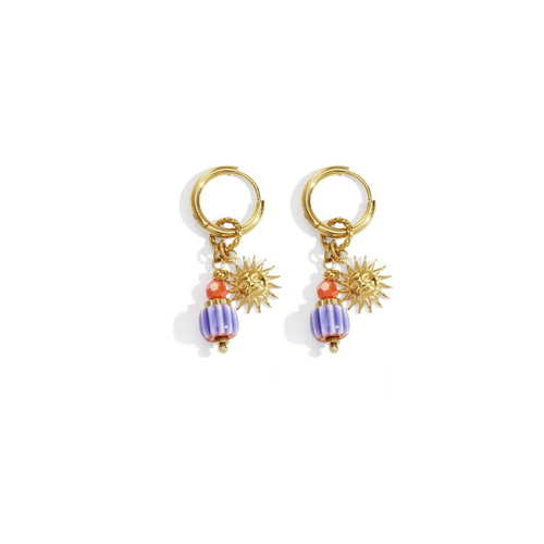 Gouden oorringetje zon bedel en blauwe kraal