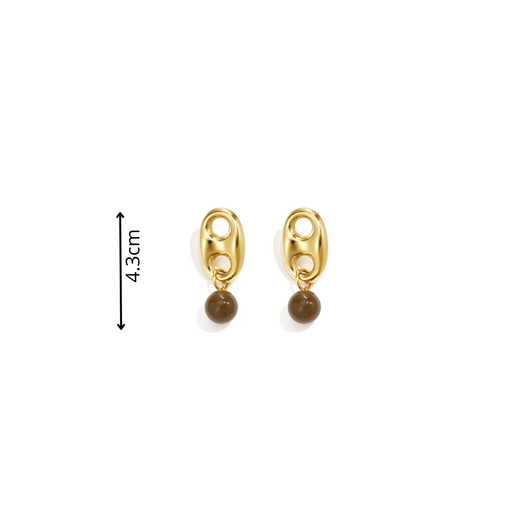 Gouden oorknopjes met bean en kleine bruine kraal van Casa Jadel afmeting