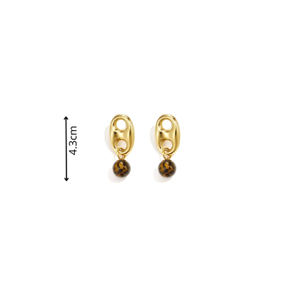 Gouden oorknopjes met bean hanger en bruine panterkraal van Casa Jadel afmeting