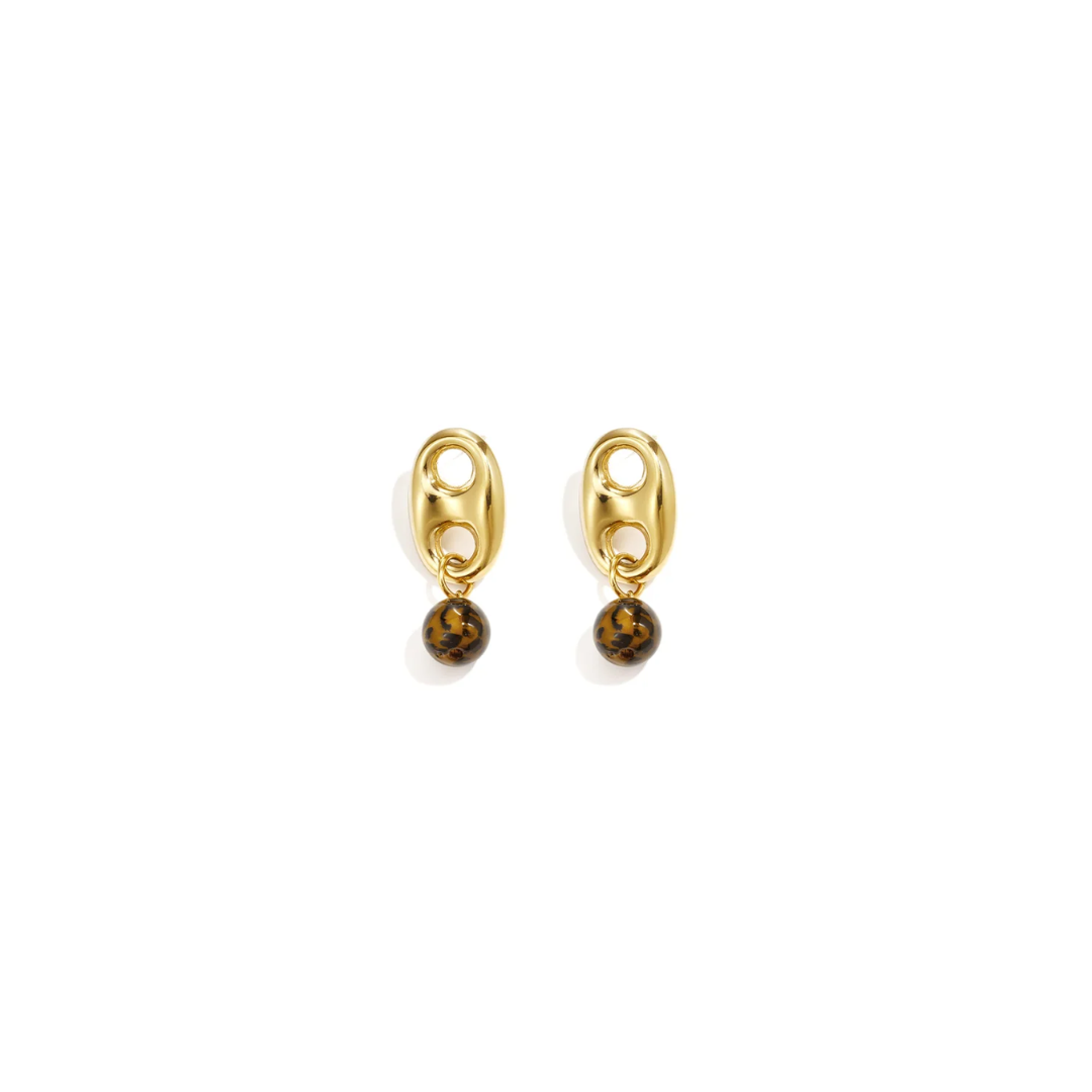 Gouden oorknopjes met bean hanger en bruine panterkraal van Casa Jadel
