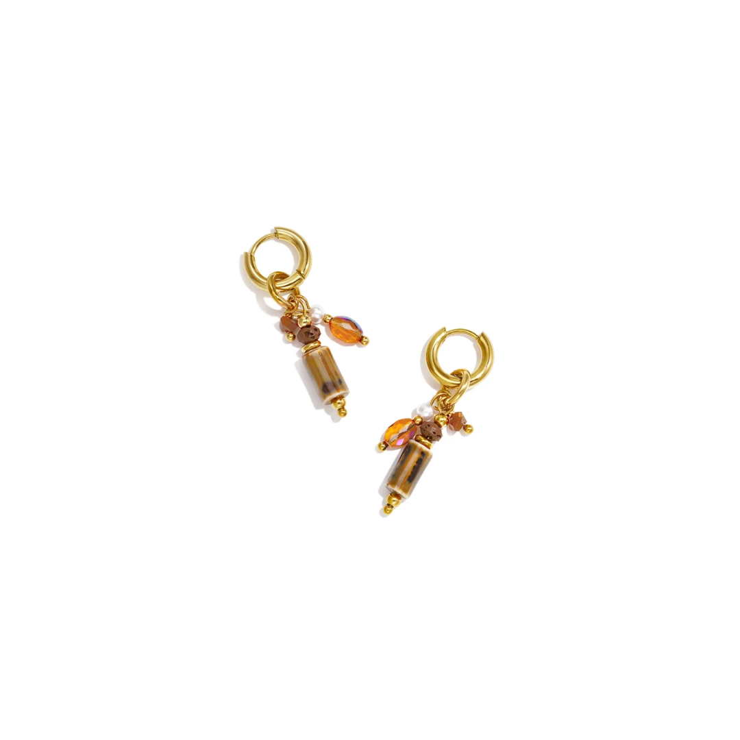 Gouden oorringen met amberkleurige en bruine kralen en parel details