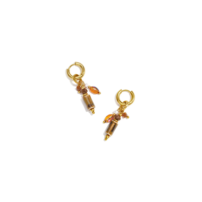 Gouden oorringen met amberkleurige en bruine kralen en parel details