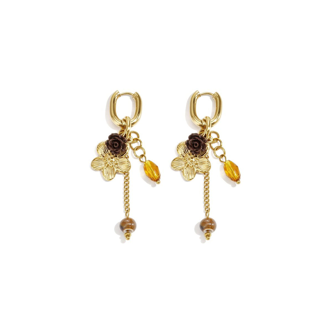 Gouden oorringen met bloemenhangertjes, bruin roosje, amberkleurige kralen en fijne kettinkjes.