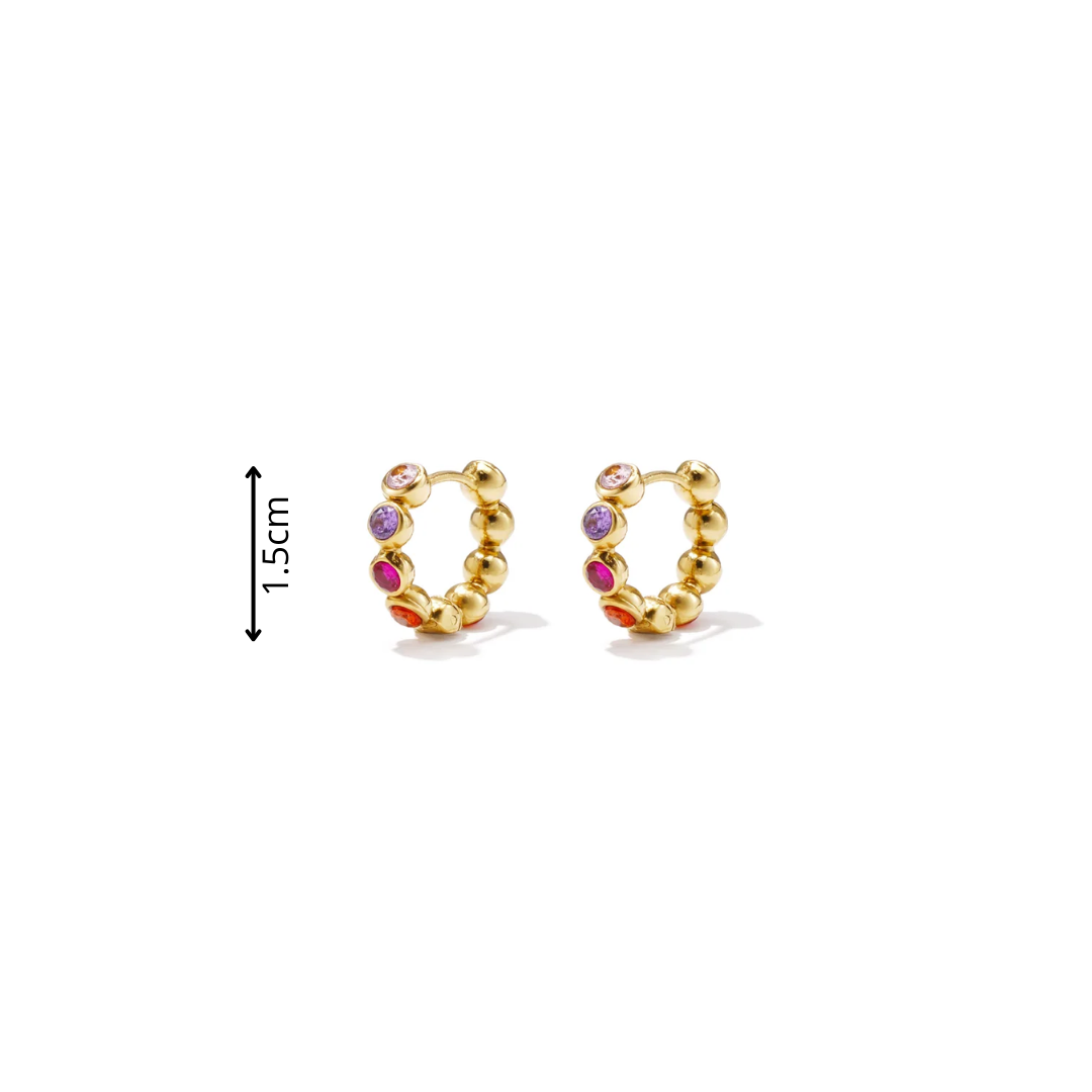 Kleine gouden oorringen met ronde gouden bolletjes en gekleurde strass steentjes in roze, paars, fuchsia en oranje afmeting