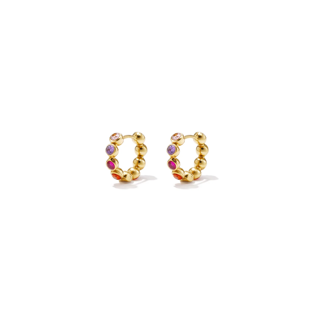 Kleine gouden oorringen met ronde gouden bolletjes en gekleurde strass steentjes in roze, paars, fuchsia en oranje