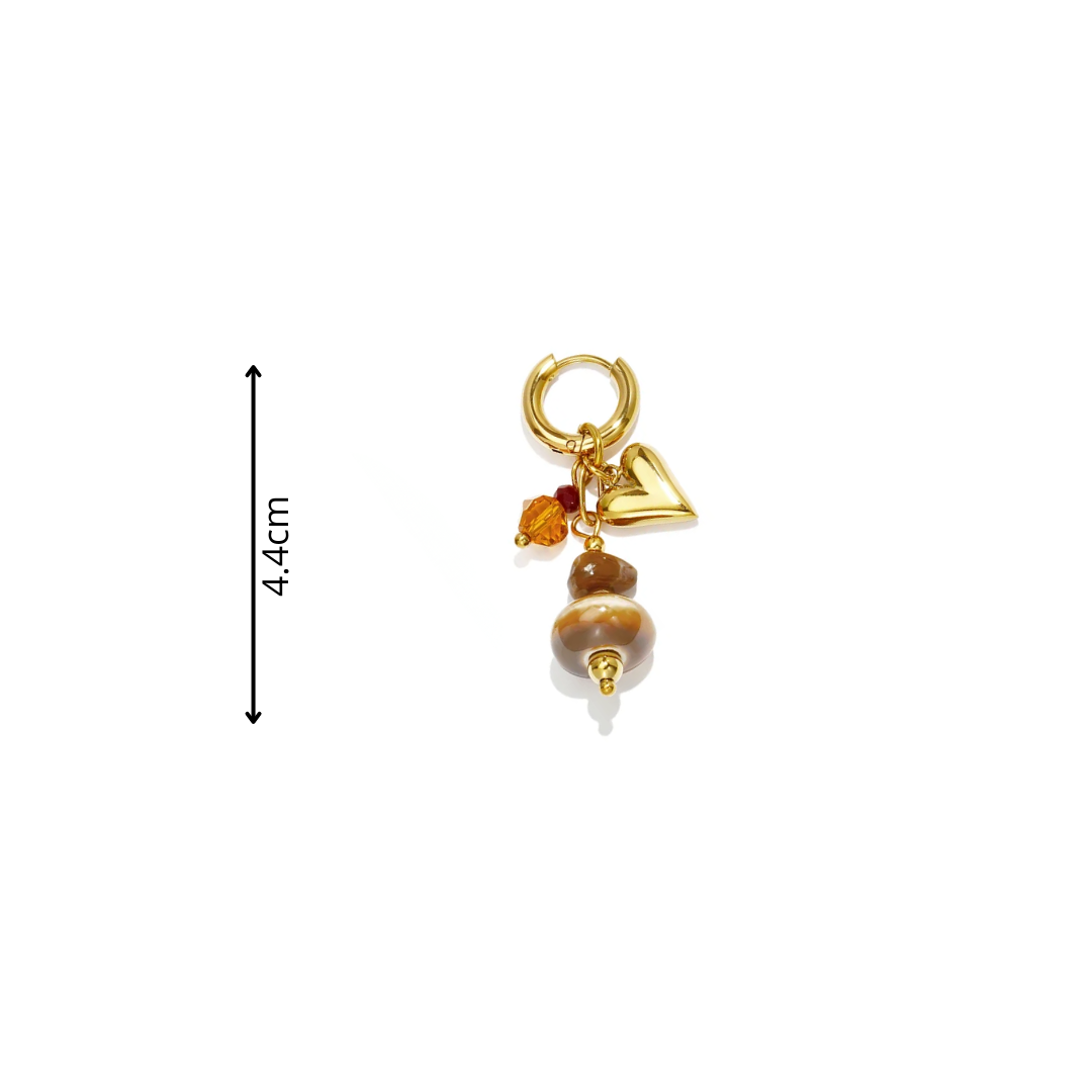 Gouden oorringen met gemêleerde bruine kralen, amberkleurige kraaltjes en gouden hartjes afmeting