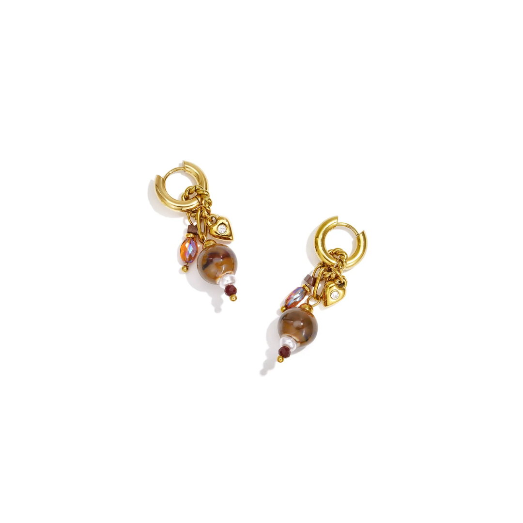 Gouden oorringen met bruine gemarmerde kralen, amberkleurige facetkralen en gouden hartjesbedels met strass