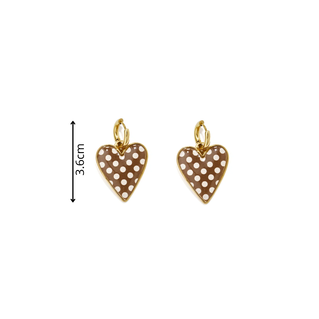 Gouden oorringen met bruine polkadot hartjes en witte stippen afmeting