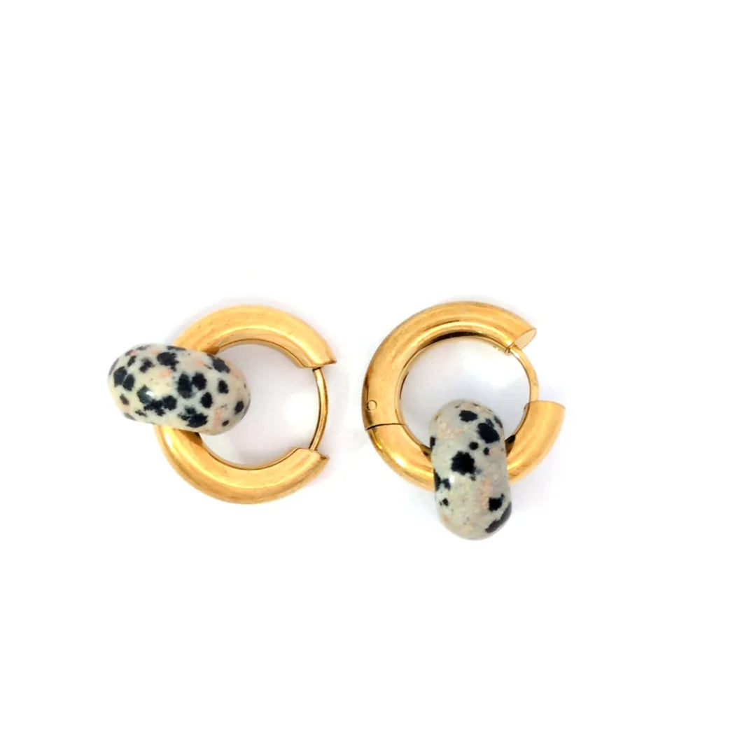 Gouden oorringen met dalmatiër jaspis-look donutbedels van Casa Jadel.