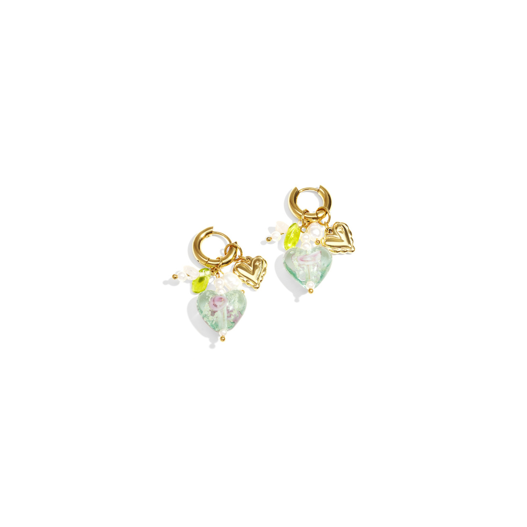 Gouden oorringen met mintgroene glazen hartjes, roze bloemdetails en gouden hartjes