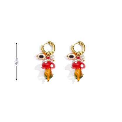 Detail van paddenstoel bedel aan gouden oorringen