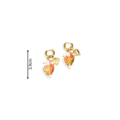 Gouden oorringen met roze glazen hartjes, gouden hartjes en parel details afmeting