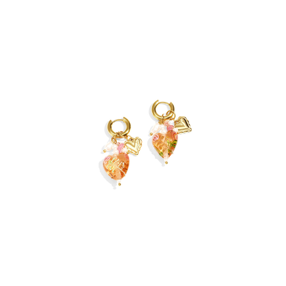 Gouden oorringen met roze glazen hartjes, gouden hartjes en parel details