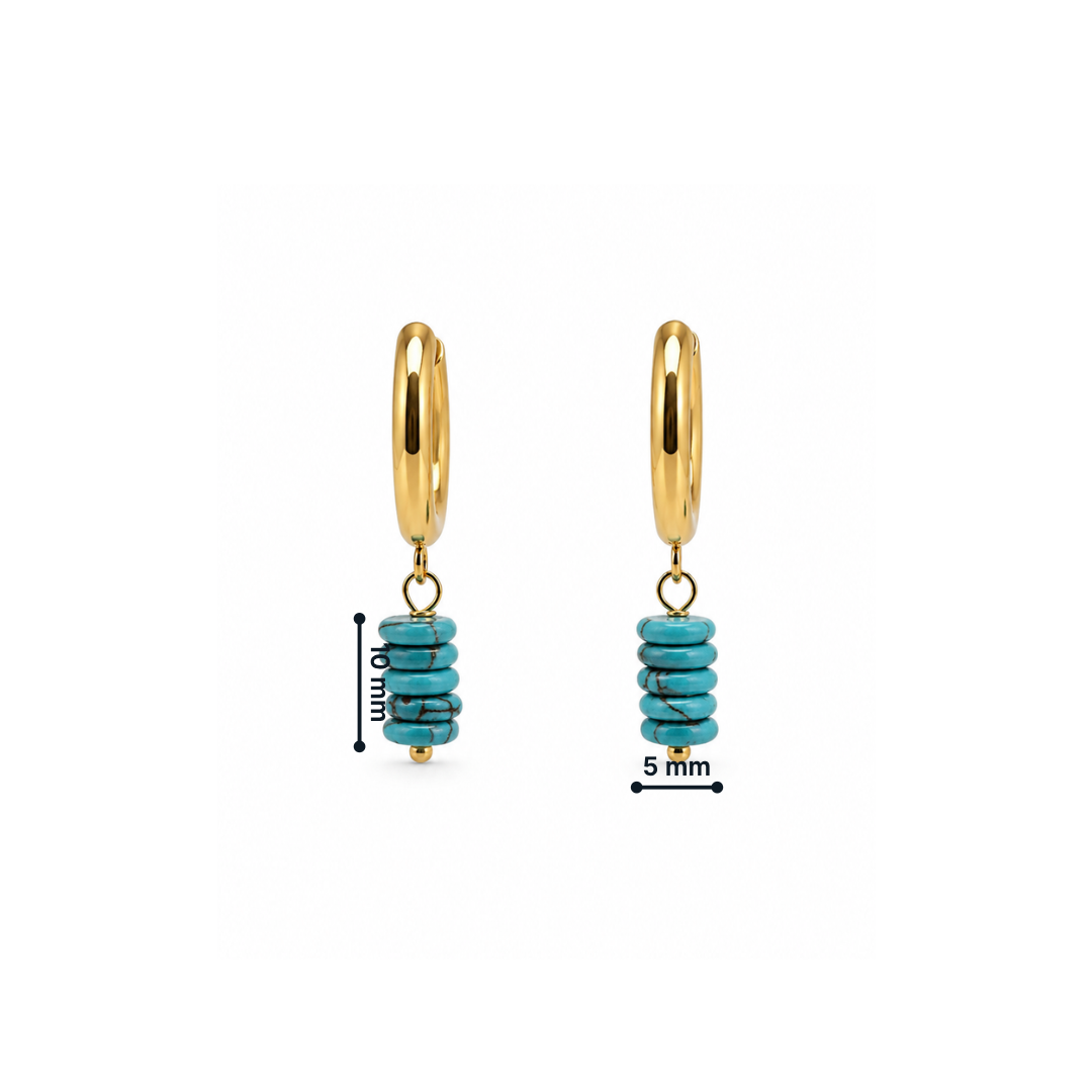 Gouden oorringen met turquoise natuursteen kralen en goudkleurige details op witte achtergrond afmeting