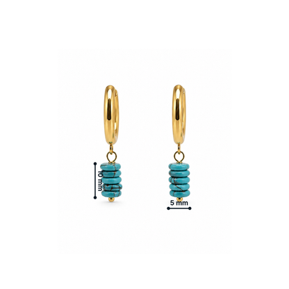 Gouden oorringen met turquoise natuursteen kralen en goudkleurige details op witte achtergrond afmeting