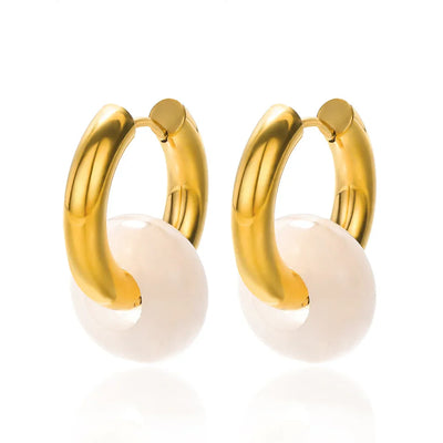 Gouden oorringen met witte transparante natuursteen donut