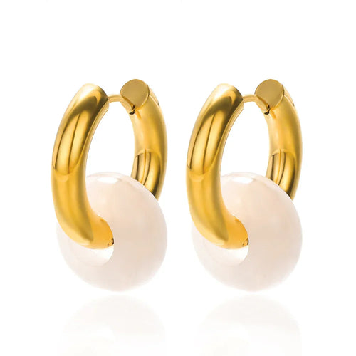Gouden oorringen met witte transparante natuursteen donut
