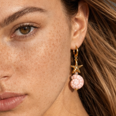 Gouden oorringetjes met zeester roze schelp