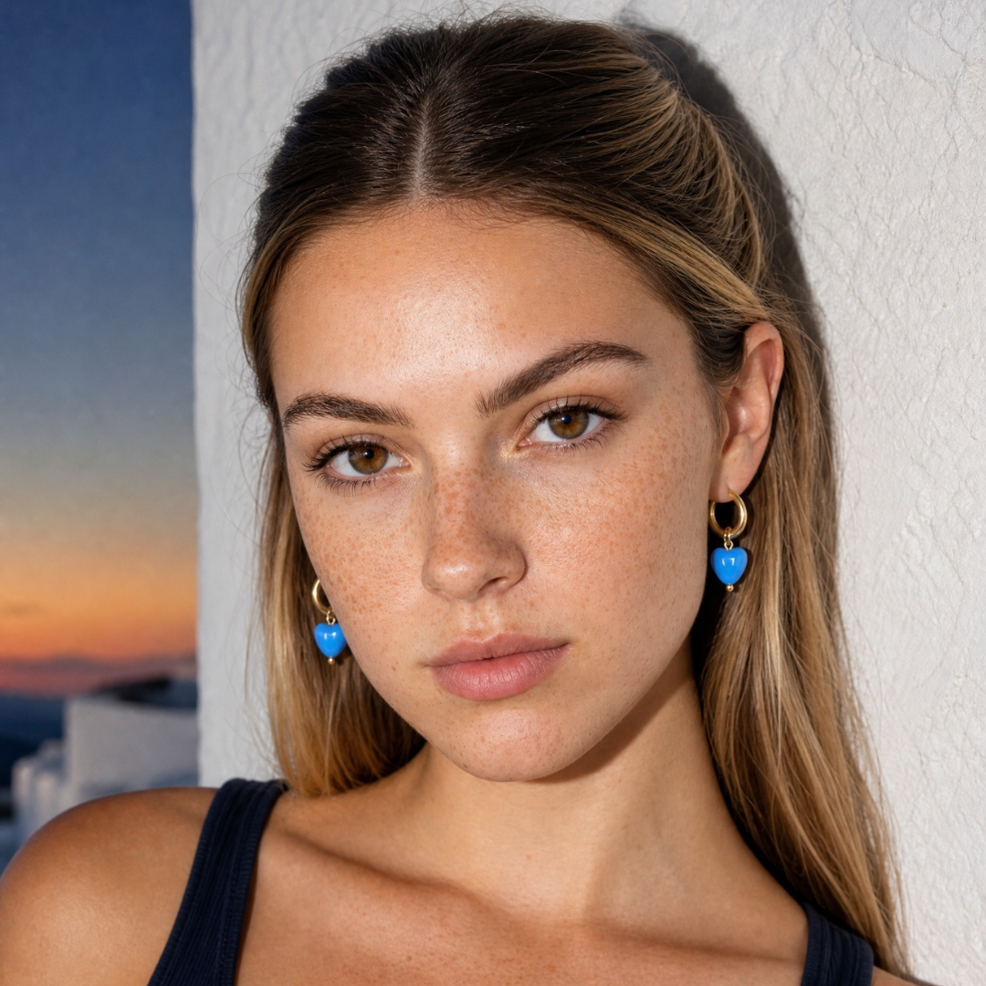 model met Gouden oorringetjes met lichtblauw hartje 