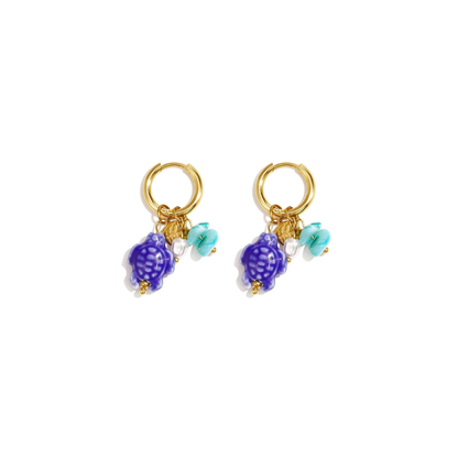 Gouden oorringetjes met blauwe schildpad bedel, turquoise kralen en parelaccent van Casa Jadel.