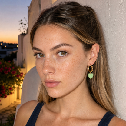model met Gouden oorringetjes met groen hartje