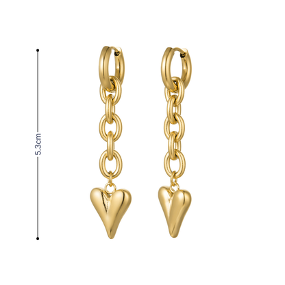Detail van gouden oorringetjes met schakelketting en glanzend hartje