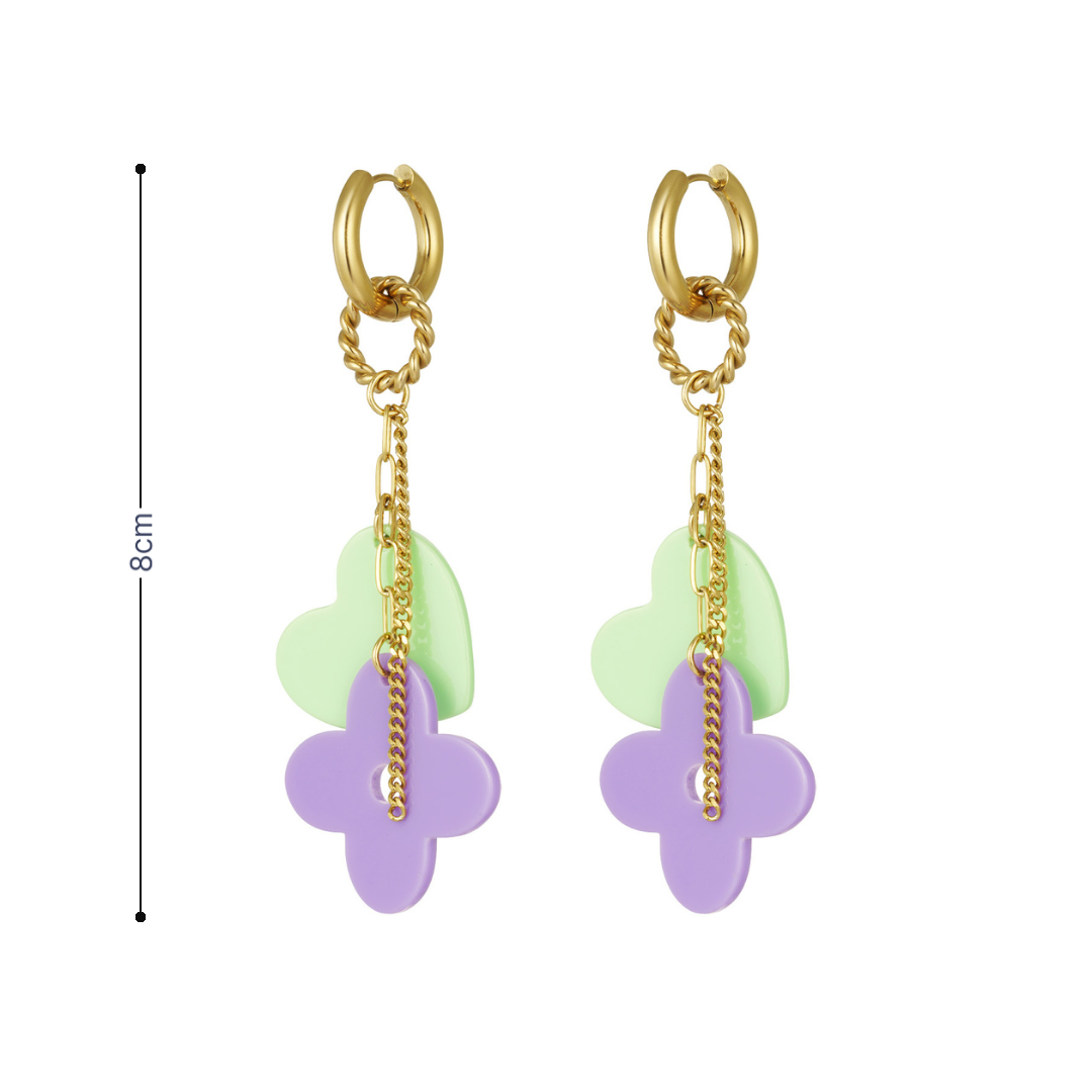 Detailfoto van gouden oorringetjes met paarse bloem en groen hartje. Met afmetingen.