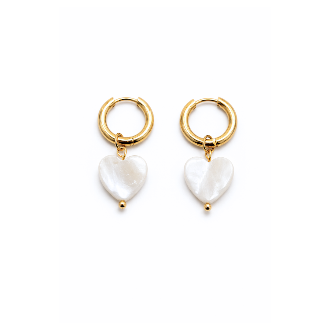 Gouden oorringetjes met parelmoer hartje subtiele dames oorbellen Casa Jadel