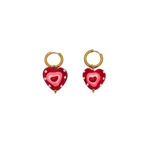 Gouden oorringetjes met rood glazen hart met witte stippen en roze details. Casa Jadel

