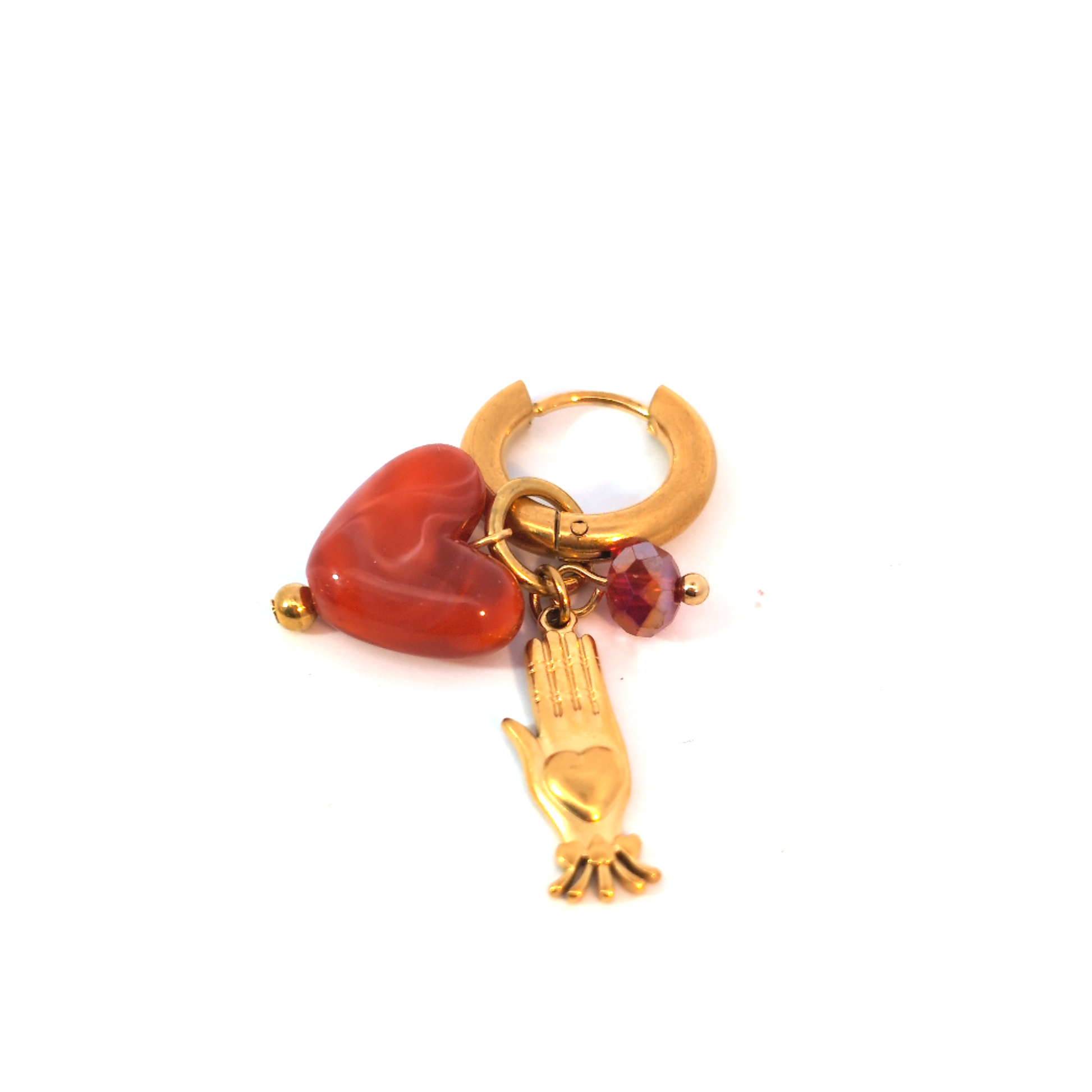 Detailfoto gouden oorring met rood hartje, hand en kraaltjes