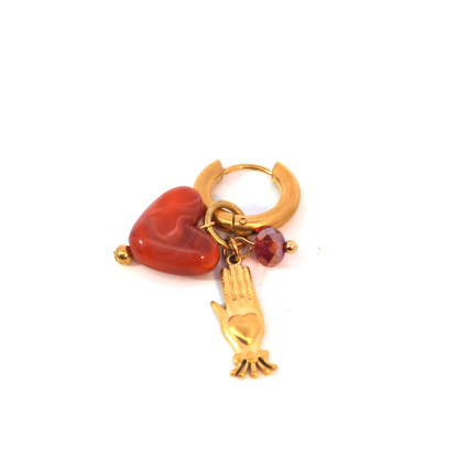 Detailfoto gouden oorring met rood hartje, hand en kraaltjes