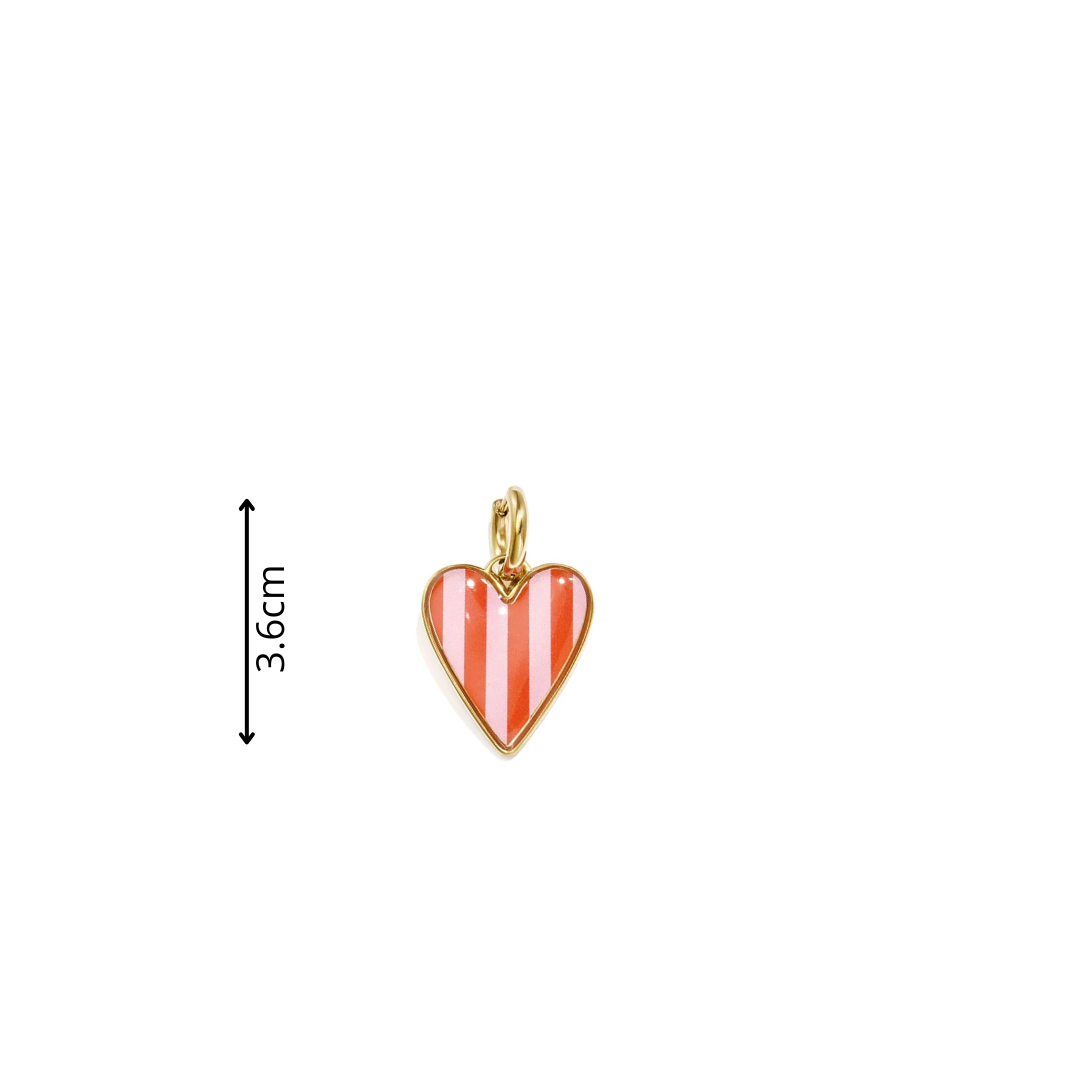 Gouden oorringetjes met roze-rood gestreepte hartjes van Casa Jadel afmeting.