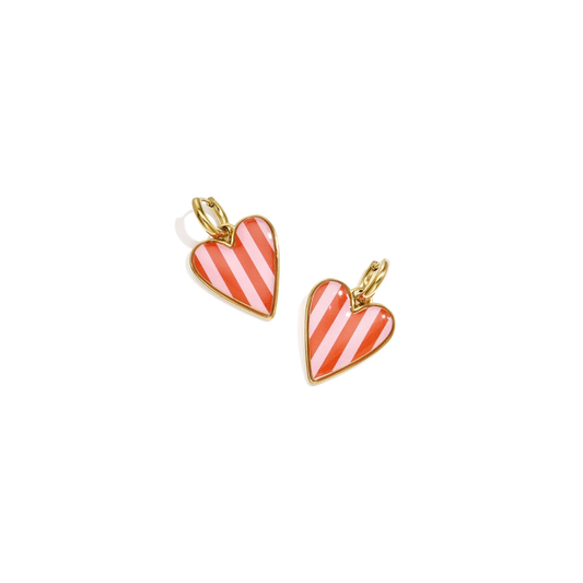Gouden oorringetjes met roze-rood gestreepte hartjes van Casa Jadel.