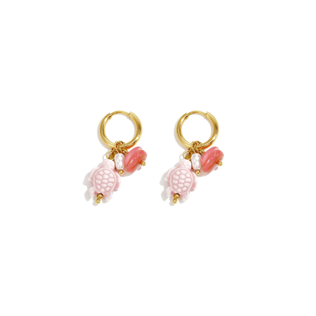 Gouden oorringetjes met roze schildpad bedel, roze kralen en parelaccent van Casa Jadel.