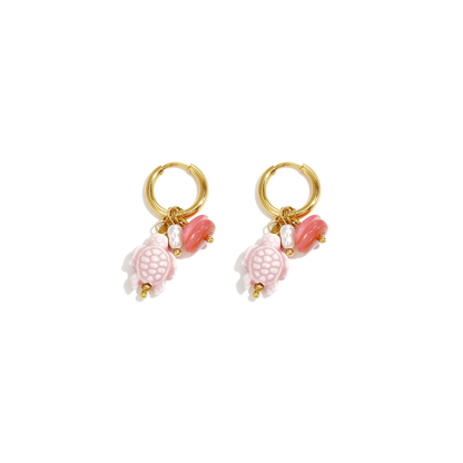 Gouden oorringetjes met roze schildpad bedel, roze kralen en parelaccent van Casa Jadel.