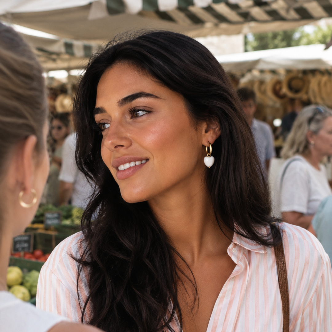 model met gouden oorringetjes met wit hartje