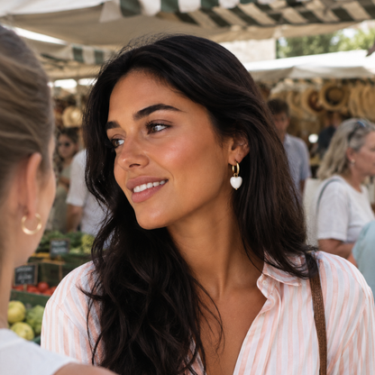 model met gouden oorringetjes met wit hartje