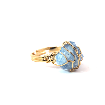 Gouden ring met lichtblauwe celestien edelsteen in Ibiza style