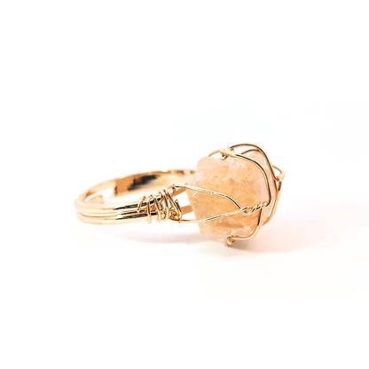 Gouden ring met citrien edelsteen, handgezet in draadwerk